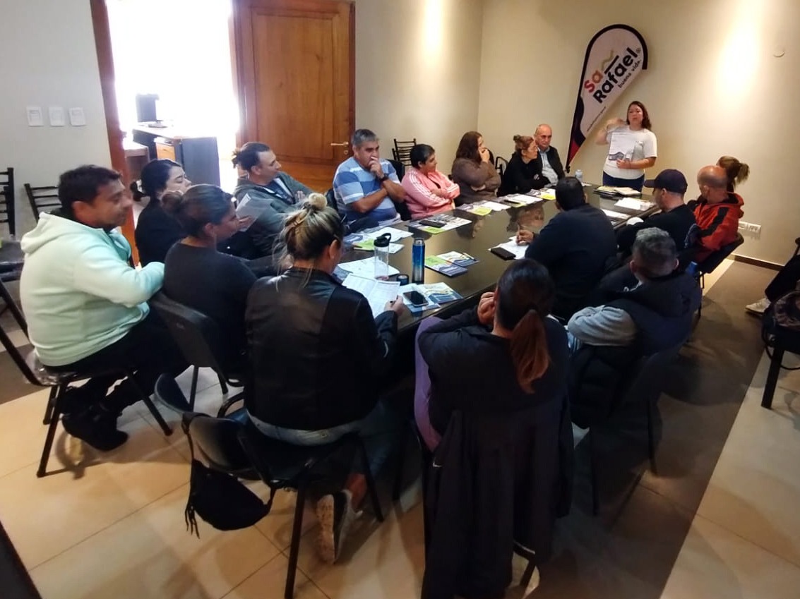 San Rafael capacita a sus agentes de estacionamiento para brindar atención turística