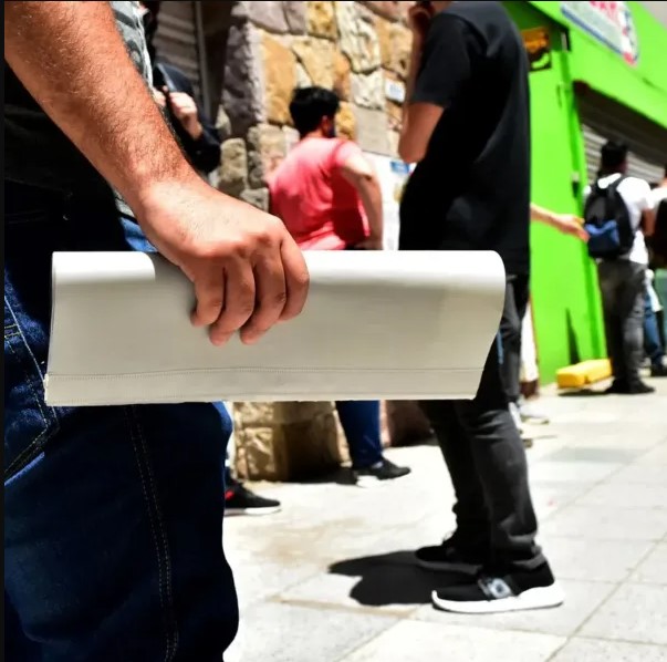 El empleo registrado cayó en enero y acumula un retroceso de más de 124.000 puestos de trabajo en el último año