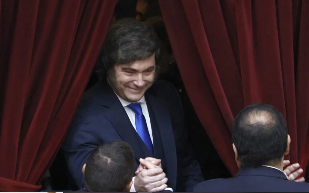 El gobierno evalúa adelantar las presidenciales para mayo de 2027 por la crisis económica