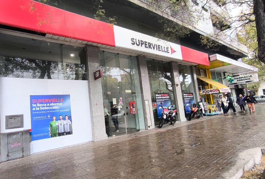 Cierre de una sucursal del Banco Supervielle en San Rafael