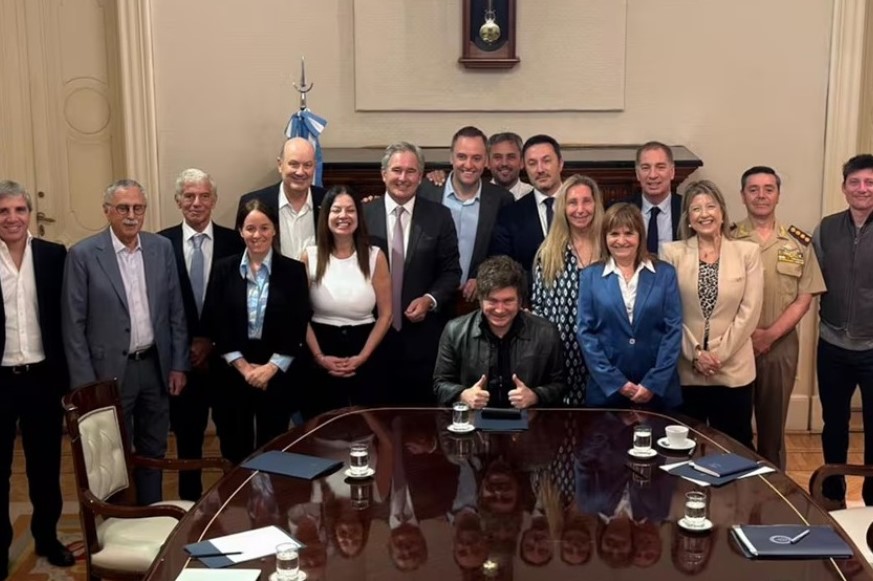 Milei aumentó el sueldo de los ministros un 123%