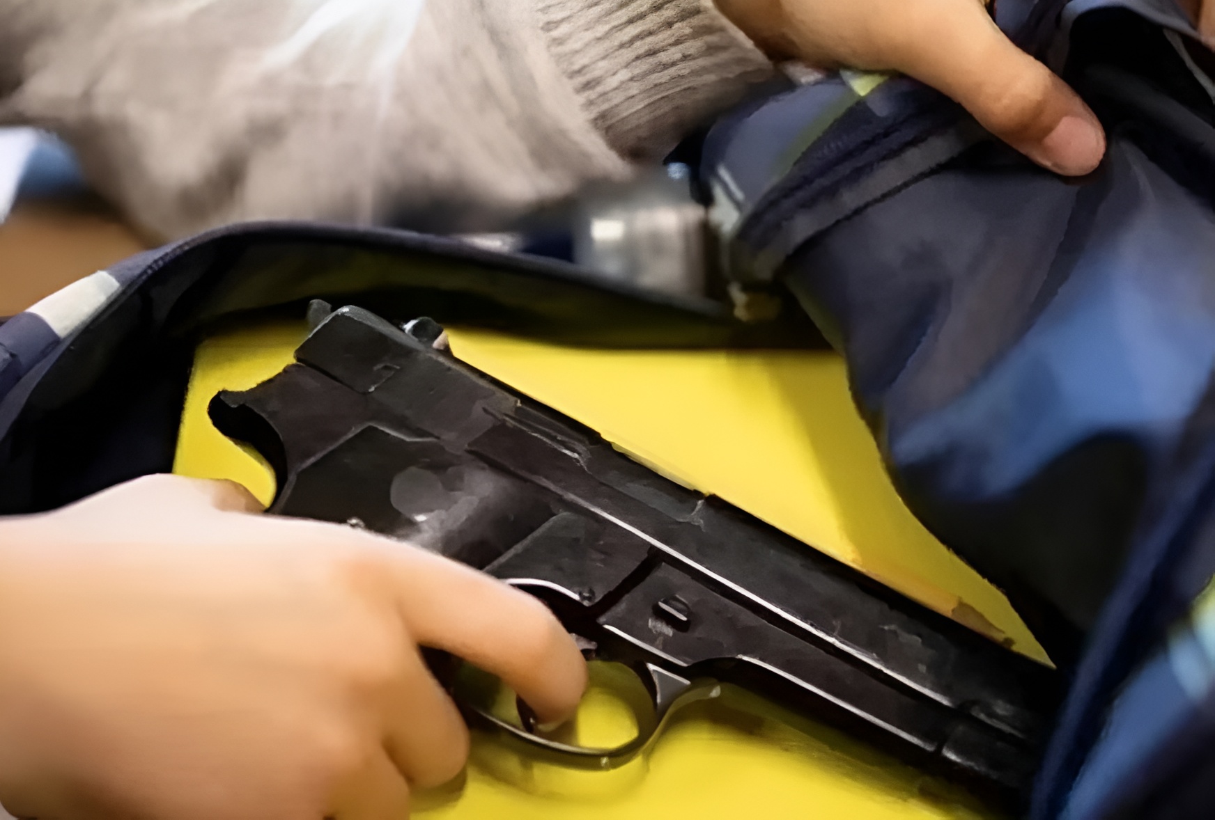 Madre detenida por instigar a su hijo a llevar un arma de juguete a la escuela como forma de protesta