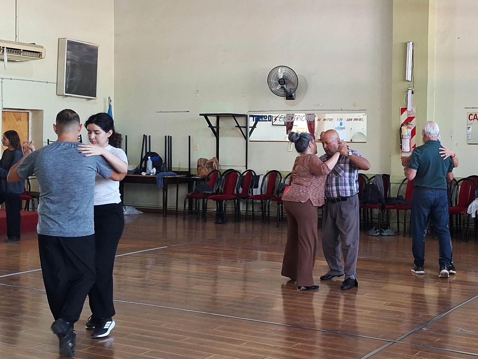 Comenzaron las clases de tango en las academias municipales
