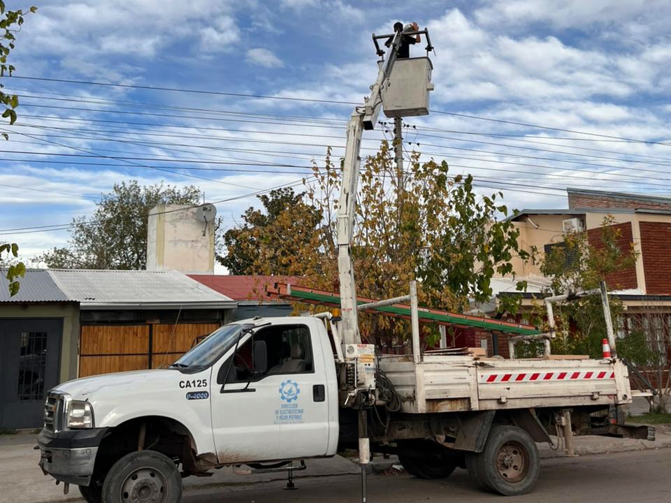 El municipio instala más de 120 nuevas luces LED en avenidas Cantoni, Vélez Sarsfield, Juan XXIII y El Libertador