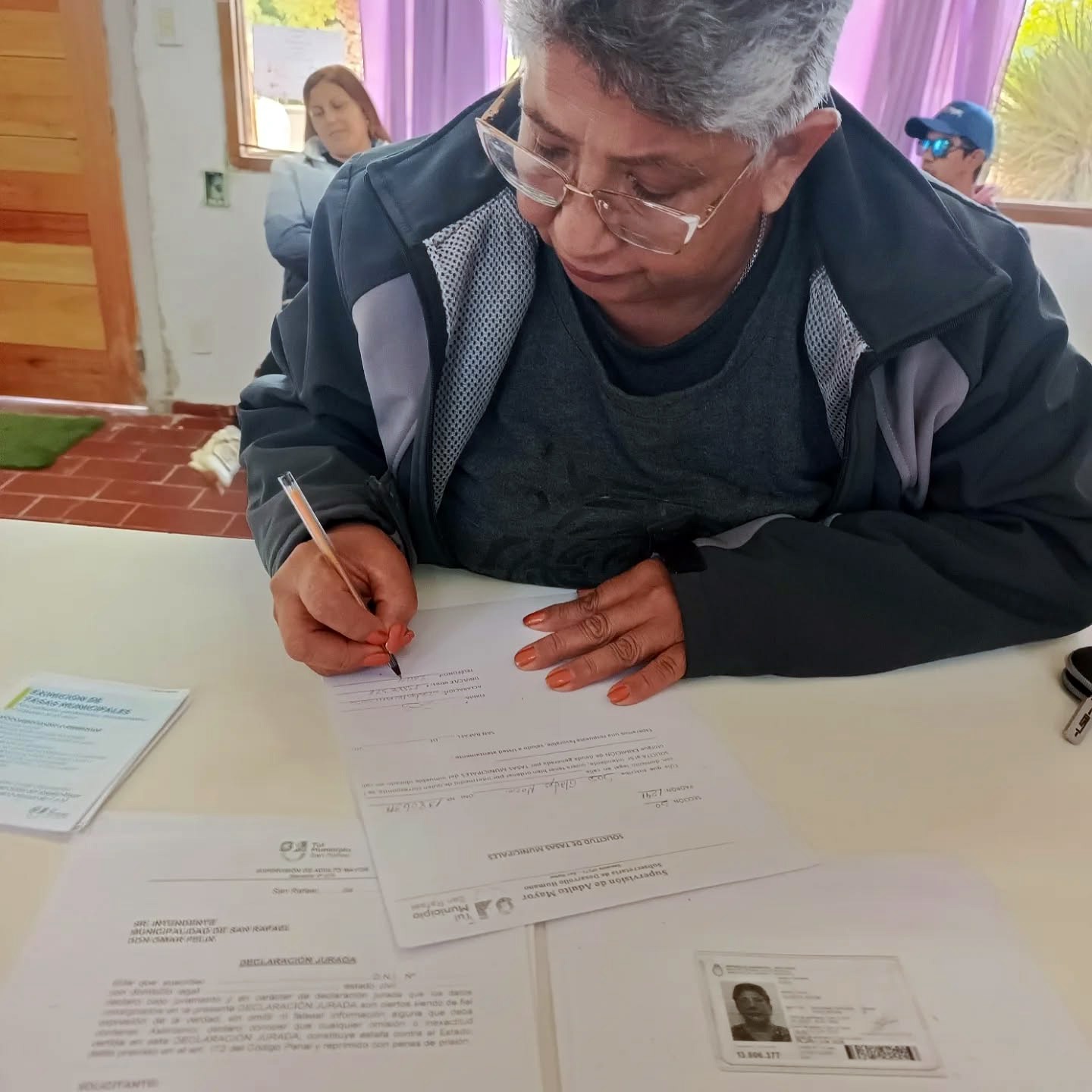 El municipio acerca a los barrios y distritos el trámite de eximición de tasas para adultos mayores