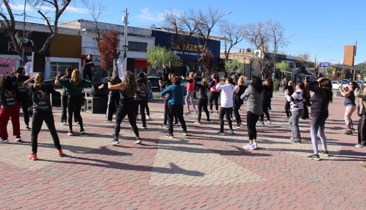 “Alvear Baila” comenzó con una jornada a puro ritmo en el Paseo del Artesano