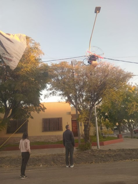 Parapente quedó enganchado en un poste de luz y generó un operativo de emergencia