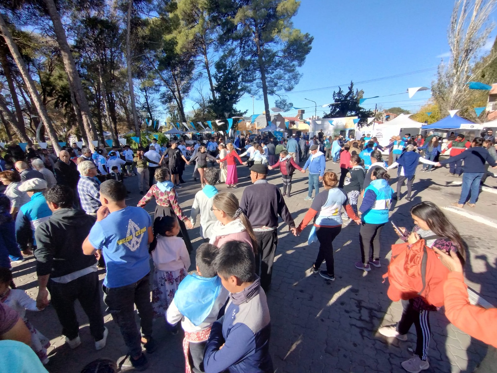 Un domingo bien celeste y blanco: Día de la Escarapela, folklore y ensayo del Pericón en la Plaza Francia
