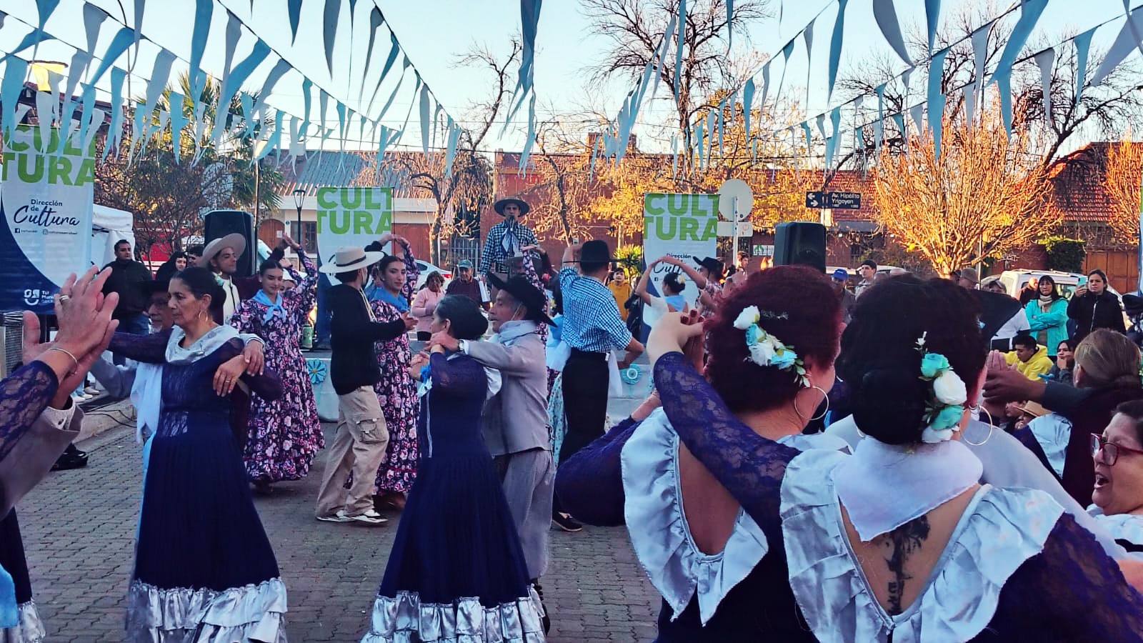 Festejamos el Día de la Escarapela y ensayamos todos juntos de cara al Pericón de la Villa