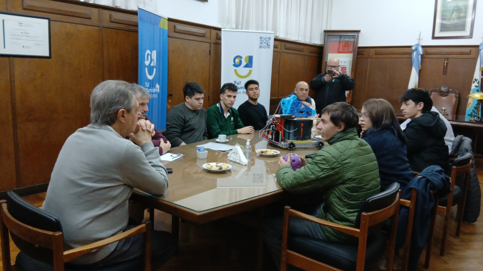 El intendente Omar Félix recibió a alumnos sanrafaelinos que competirán en robótica en Países Bajos