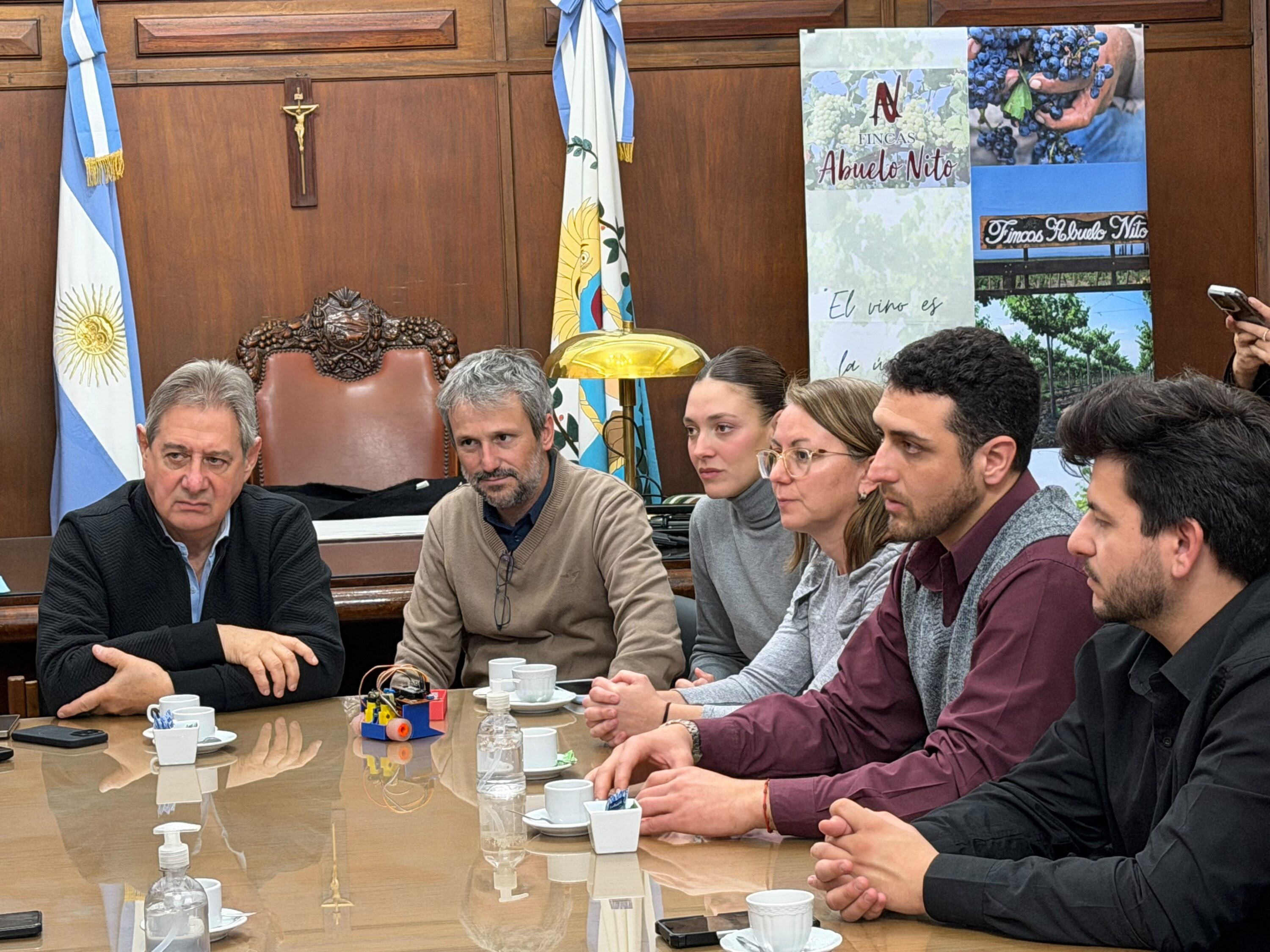 El intendente Omar Félix recibió a alumnos de la Escuela Merín que competirán con su robot en México