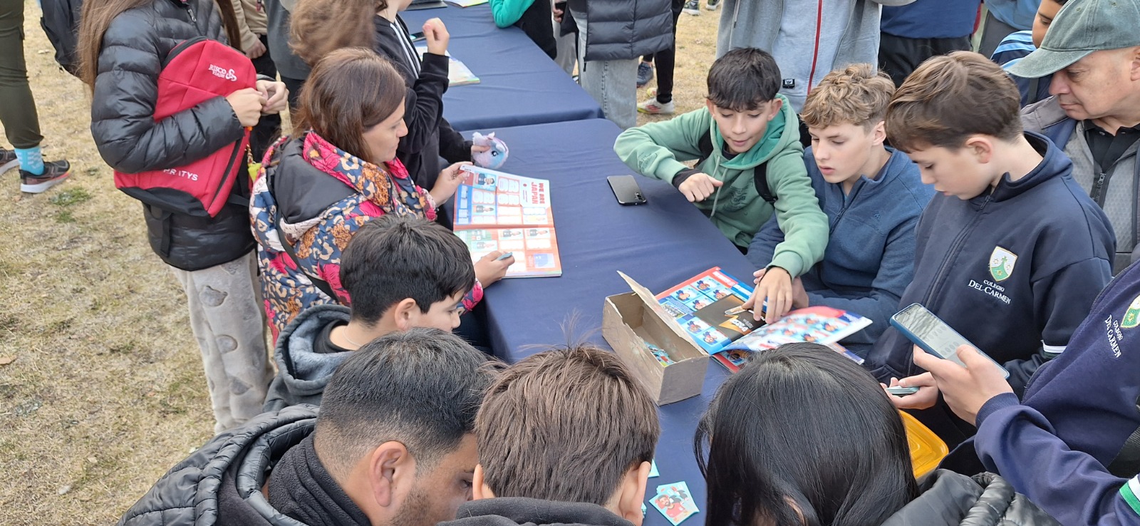 Cientos de chicos y grandes se sumaron al intercambio de figuritas mundialistas en San Rafael
