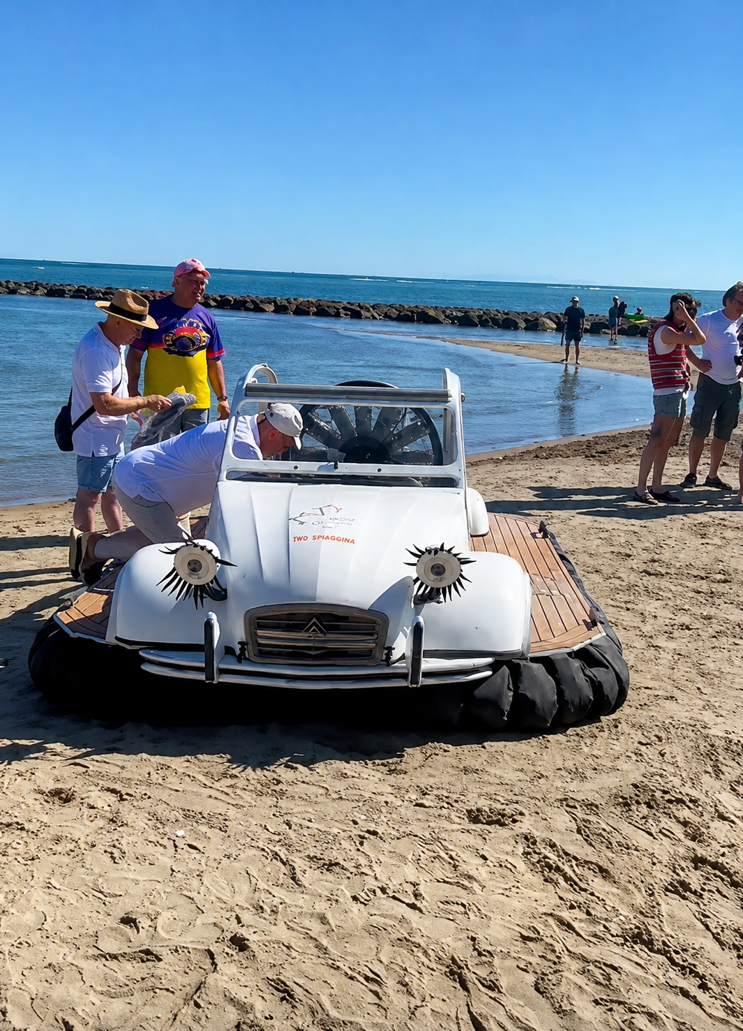 Un clásico Citroën convertido en anfibio sorprendió a turistas y vecinos