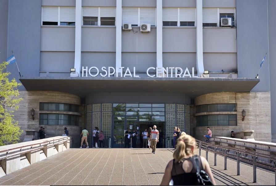 Cada vez más pacientes con cobertura privada recurren a hospitales públicos