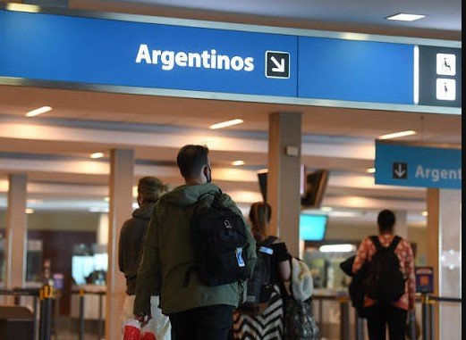 El Gobierno impulsa cambios en la Ley de Migraciones: penas más duras por mensajes de odio y ultraje a los símbolos patrios