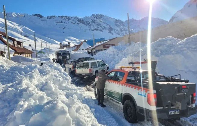 Alerta máxima en alta montaña: evacuaron a 200 turistas en Puente del Inca y el Paso Cristo Redentor sigue cerrado